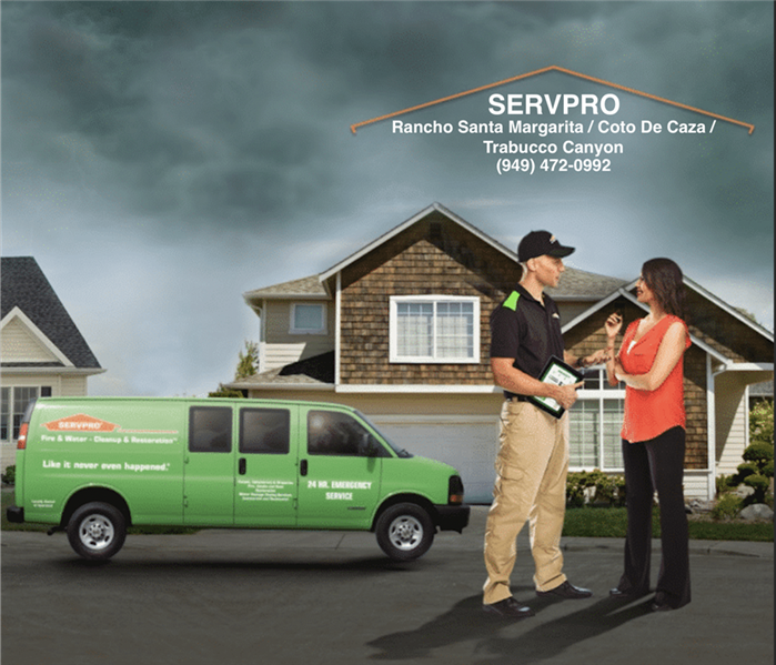 SERVPRO employee talking to a costomer about restoration